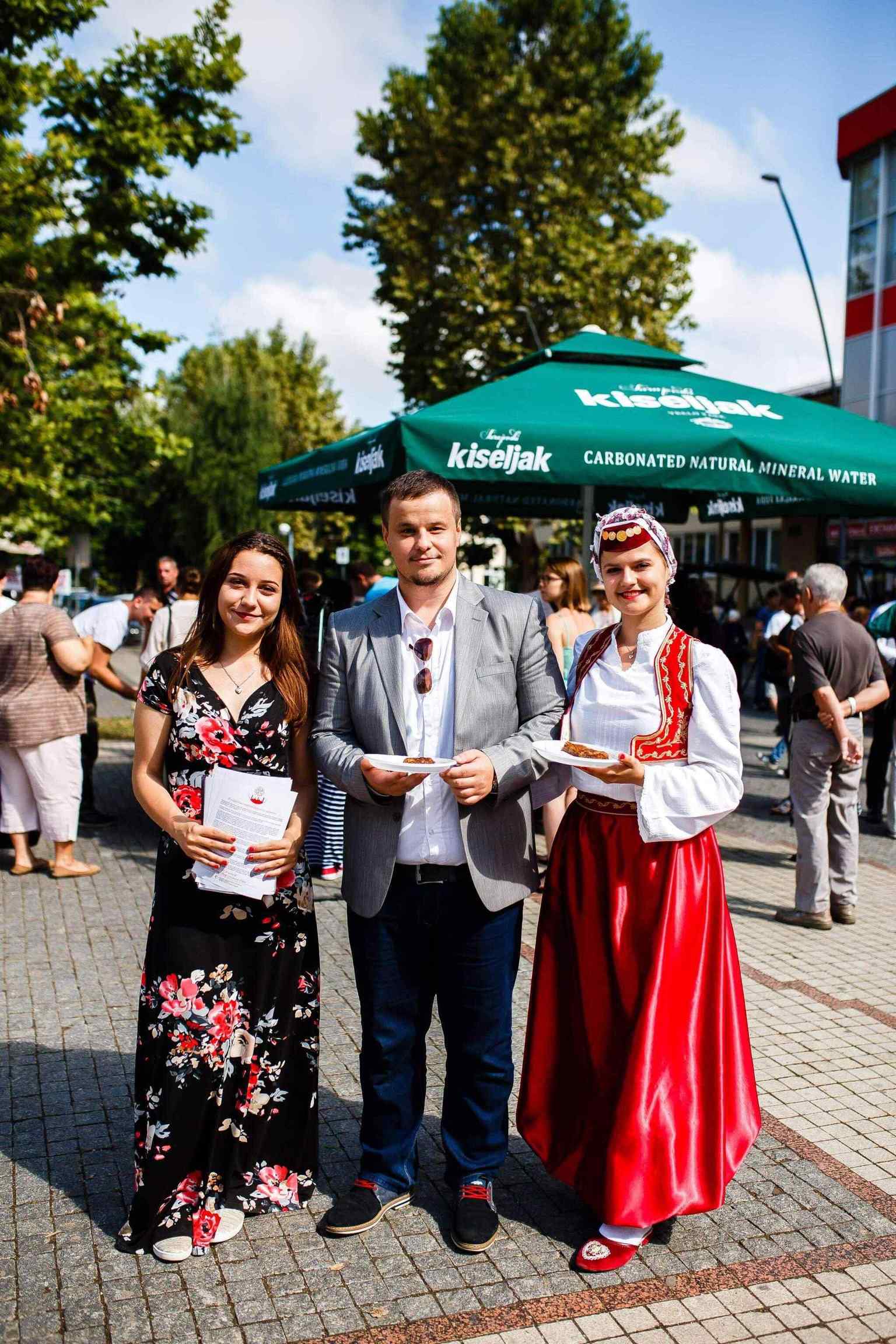 baklava prijedor 2.jpeg - Omer ef. vratio Bajram Prijedoru: Kad Bošnjakinje i Srpkinje zajedno spremaju baklavu